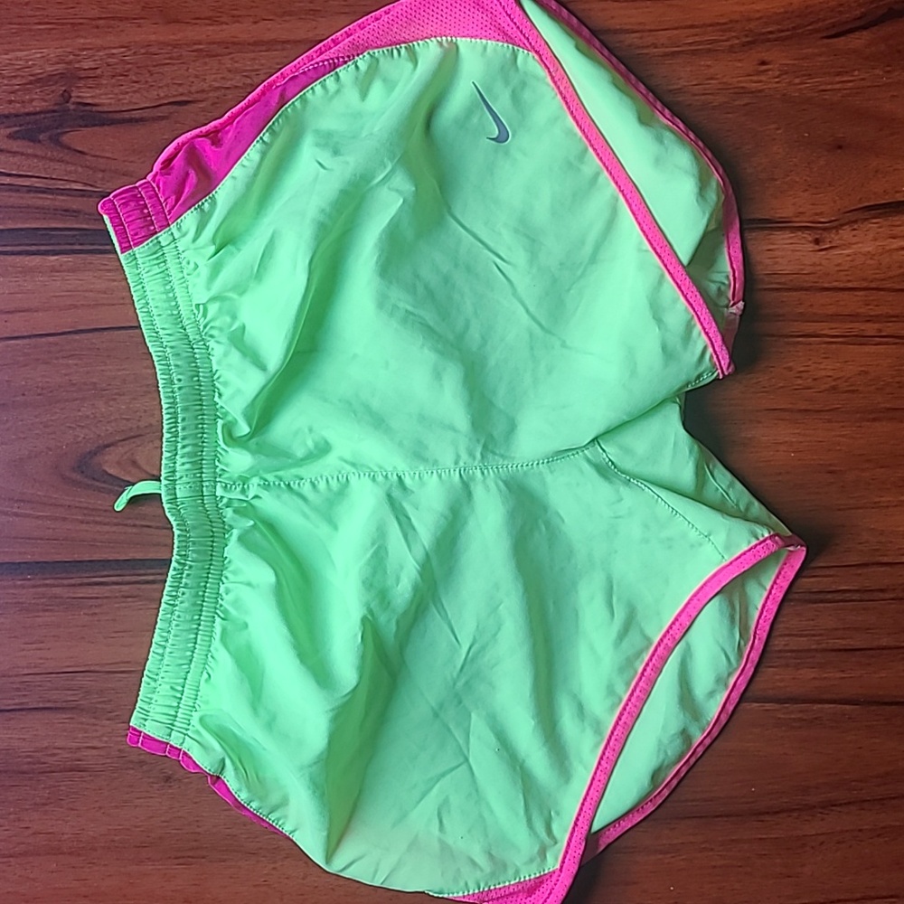 Girls Nike Tempos 💚
